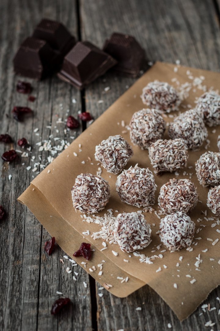 Vegane Cranberry-Schoko-Kokos-Pralinen