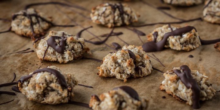 Vegane Kokosmakronen auf einem Backblech