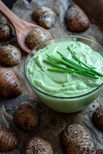 Eine Schale Frankfurter Grüne Soße auf einem Blech mit Ofenkartoffeln