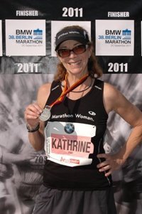 Kathrine Switzer im Ziel des Berlin Marathon 2011