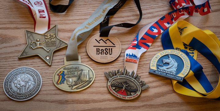 Finisher-Medaillen von verschiedenen Laufveranstaltungen