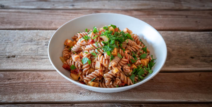 Ein Teller Fenchelpasta mit Tempeh