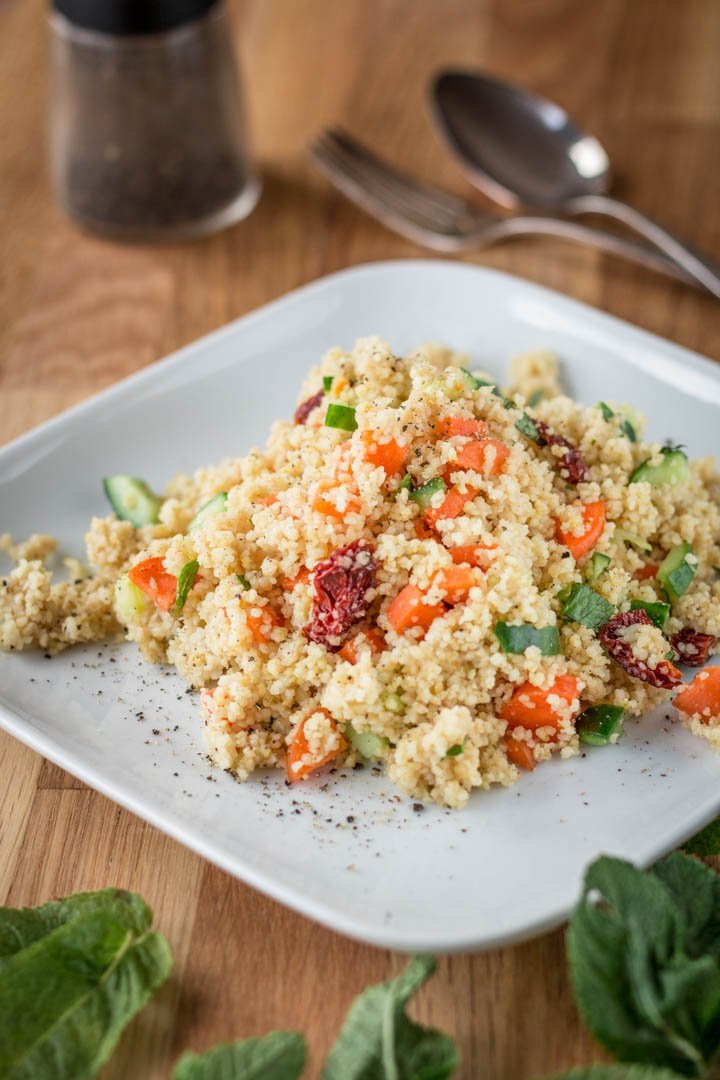 Ein Teller mit Couscous-Salat