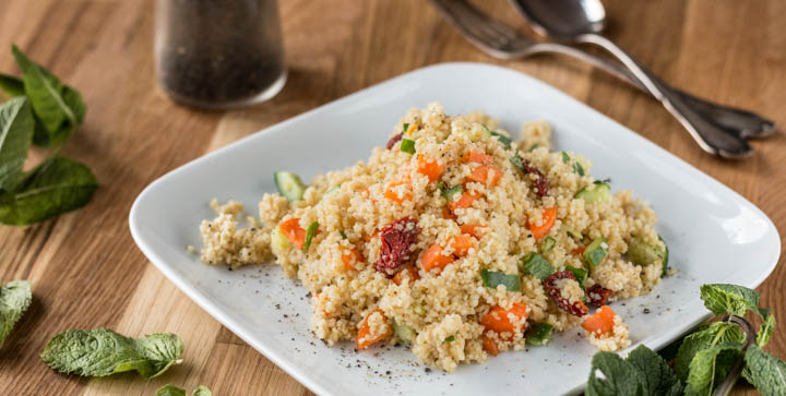 Ein Teller mit Couscous-Salat