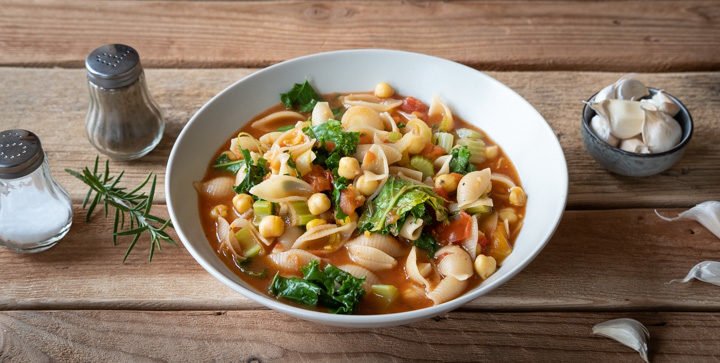 Herzhafte Kichererbsensuppe mit Pasta und Grünkohl