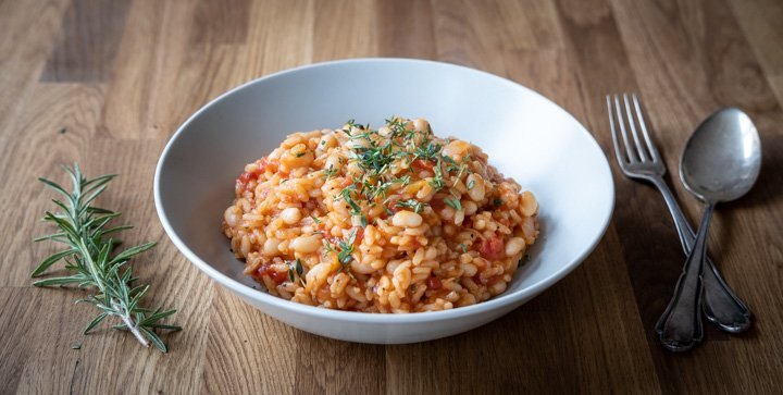 Veganes Risotto mit Tomaten, weißen Bohnen und cremigem Cashewkäse