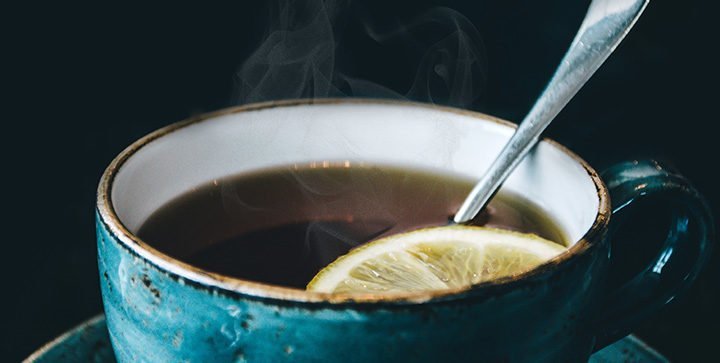 Titelbild: Eine dampfende Tasse Tee mit einer Zitronenscheibe