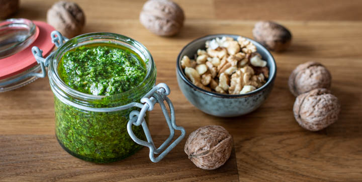 Veganes Bärlauch-Pesto mit Walnüssen, Pinien- und Kürbiskernen