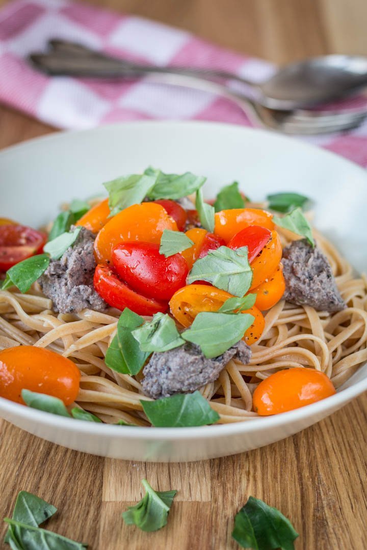 Sommerlich und lecker: Pasta mit Black Olive Hummus und frischen Tomaten