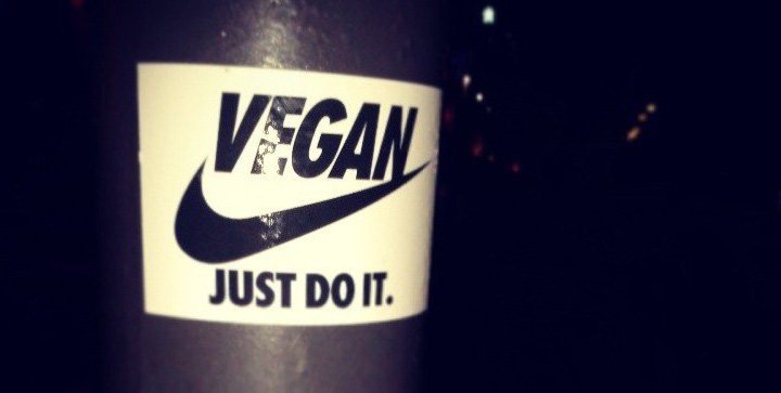 Titelbild: Ein Aufkleber mit der Aufschrift "Vegan - Just Do It" und dem Nike-Logo