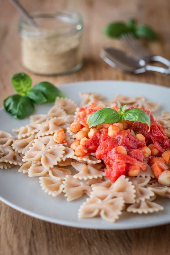 Ein Teller Pasta mit feurig scharfer Kichererbsen-Arrabiata