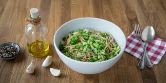 Titelbild: Eine Schale Pasta mit veganen Garlicky Greens