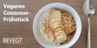 Titelbild: Eine Schale Couscous mit Rosinen, Bananen, Joghurt und Mandeln