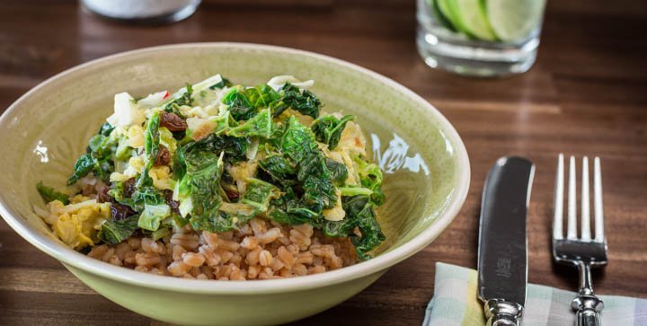 Scharfe Wirsing-Kokosmilch-Pfanne mit Dinkel