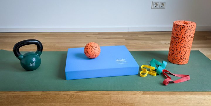 Titelbild: Trainingsgeräte für ein minimalistisches Heim-Fitnessstudio