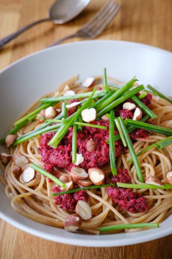 Ein Teller Spaghetti mit veganem Rote Bete Pesto
