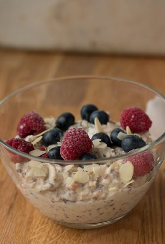 Eine Schale mit Bircher Müsli