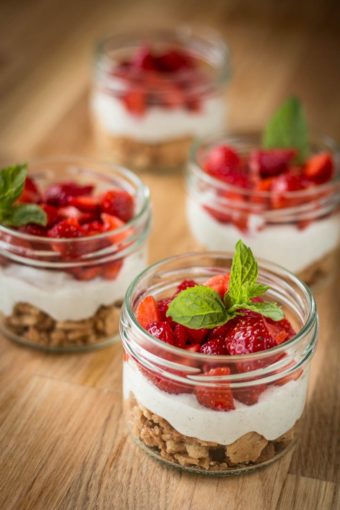 Zwei Portionen veganer Cheesecake im Glas