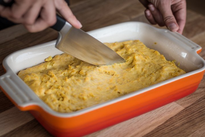 Der ausgehärtete Kichererbsentofu kann in der Form zu Würfeln geschnitten werden