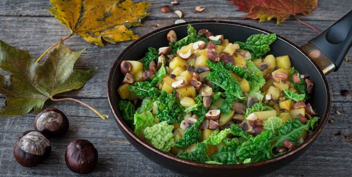 Wirsing-Kartoffel-Pfanne auf einem Tisch mit herbstlicher Deko