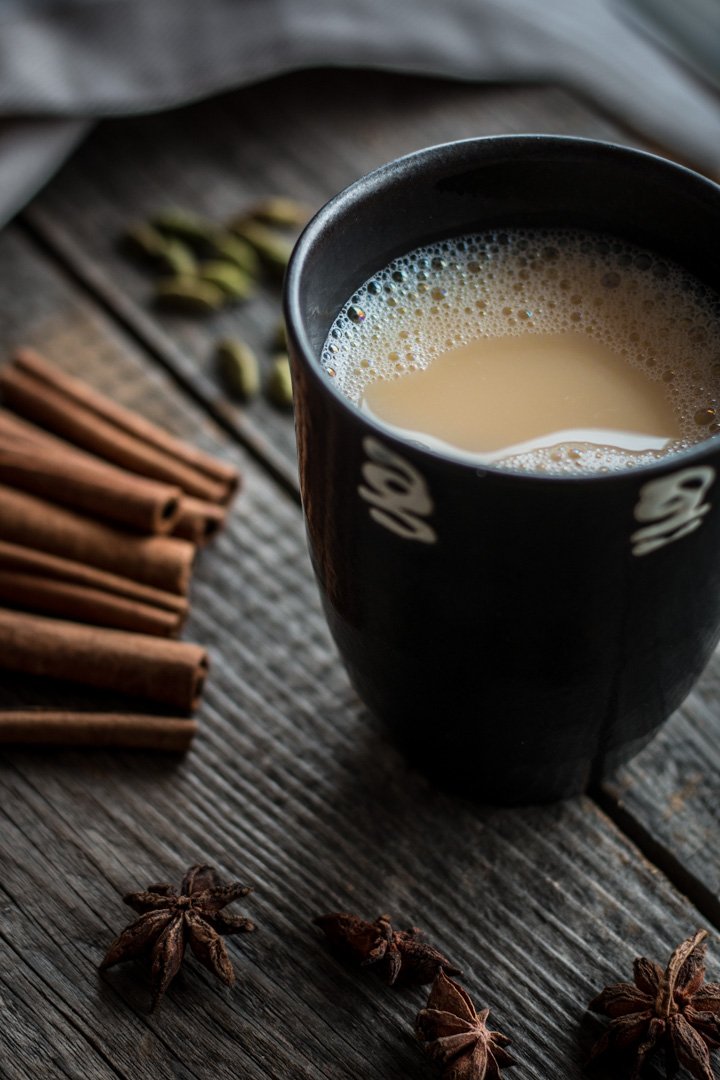 Eine Tasse Chai-Tee, Sternanis, Zimtstangen und Kardamom