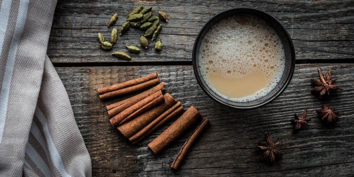 Eine Tasse Chai-Tee, Sternanis, Zimtstangen und Kardamom