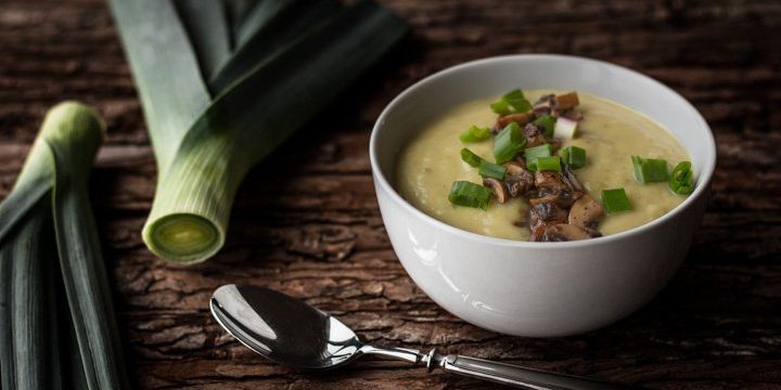 Kartoffel-Lauch-Cremesuppe mit geschmorten Champignons und Frühlingszwiebeln