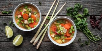 Titelbild: Zwei Schalen mit veganer Tom Yam Suppe
