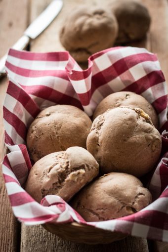 Ein Korb mit frisch gebackenen Vollkornbrötchen