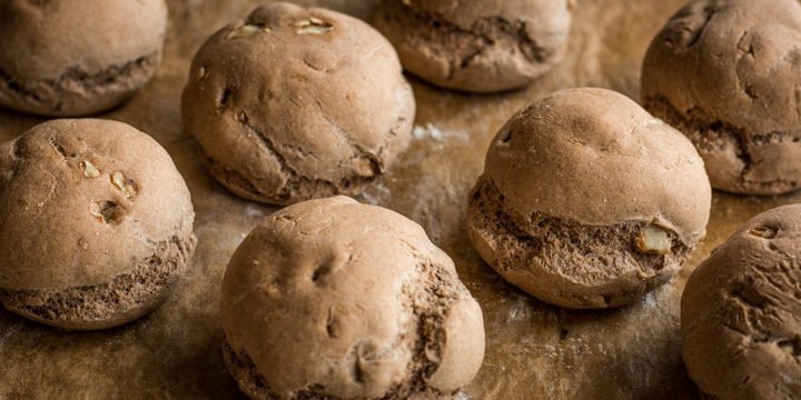 Frisch gebackene Vollkornbrötchen auf einem Backblech