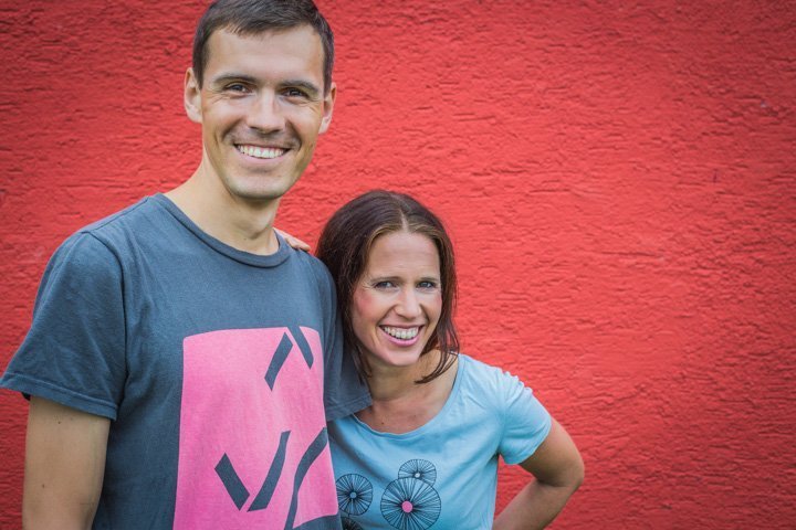 Daniel und Katrin vor einem roten Hintergrund