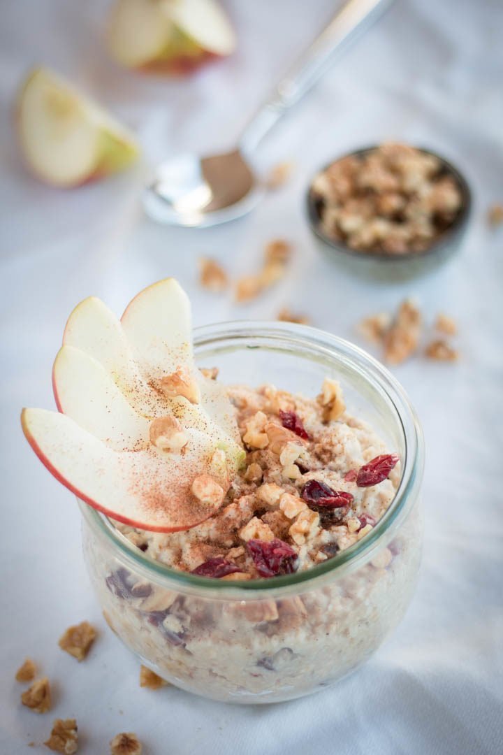 Eine Schale Hafer-Porridge mit Äpfeln und Cranberries