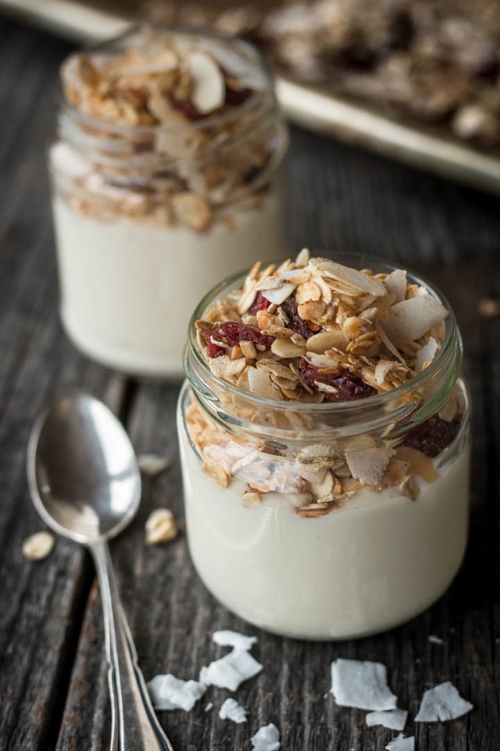 Veganes Knuspermüsli mit Cranberries, Kokosflocken und Mandeln