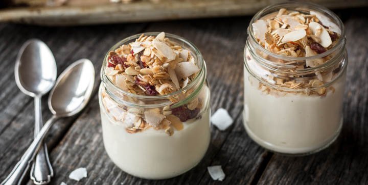 Veganes Knuspermüsli mit Cranberries, Kokosflocken und Mandeln