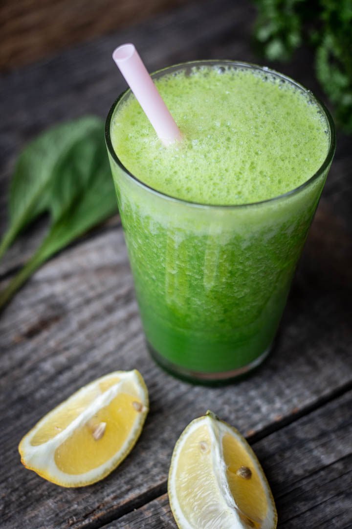 Ein Glas Grüne Soße-Smoothie