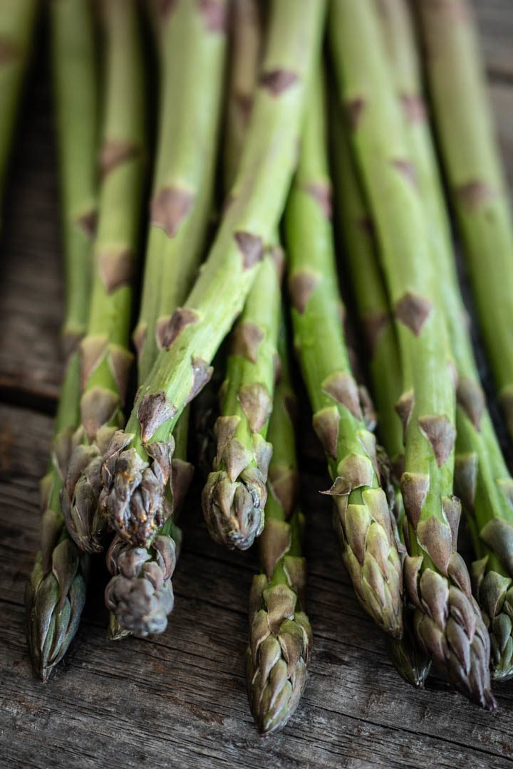 Ein Bund grüner Spargel auf einem Holztisch