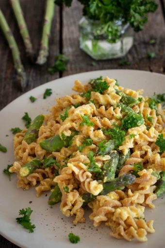 Pasta mit grünem Spargel und einer cremigen Zitronen-Kichererbsen-Soße