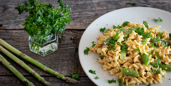 Pasta mit grünem Spargel und einer cremigen Zitronen-Kichererbsen-Soße