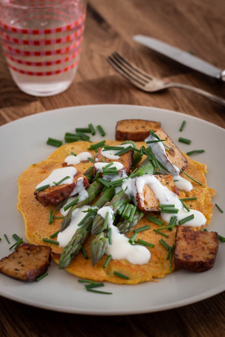 Grüner Spargel mit Räuchertofu auf Kichererbsen-Pfannkuchen