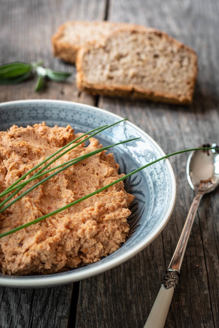 Weiße-Bohnen-Hummus mit getrockneten Tomaten und Cashews