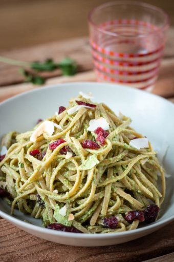 Ein Teller Pasta mit veganem Avocado-Koriander-Pesto