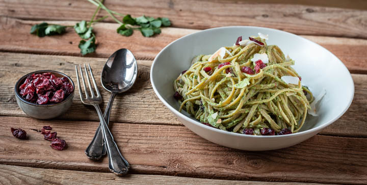 Ein Teller Pasta mit veganem Avocado-Koriander-Pesto