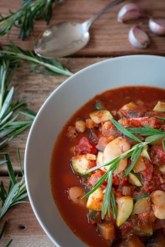 Ein Teller mit Ratatouille und frischen Rosmarin-Zweigen