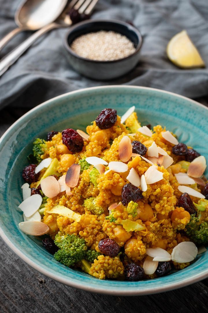 Quinoa mit Kurkuma, Brokkoli und Kichererbsen: Ein Gericht nach der Grain-Green-Bean-Formel
