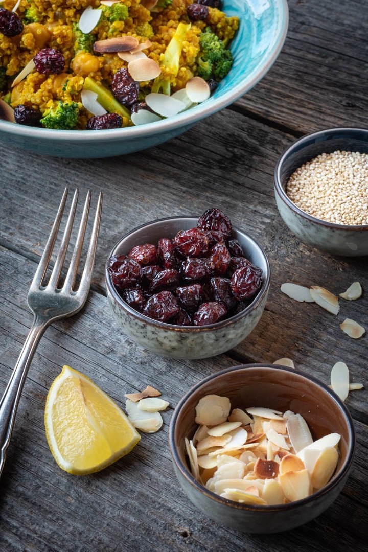Quinoa mit Kurkuma, Brokkoli und Kichererbsen: Ein Gericht nach der Grain-Green-Bean-Formel