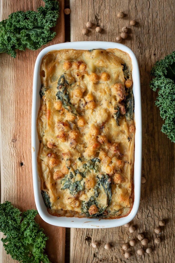 Auflaufform mit veganer Grünkohl-Lasagne von oben
