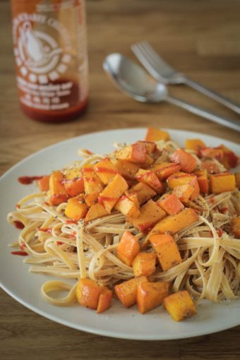 Ein Teller Pasta mit gebackenem Curry-Hokkaidokürbis