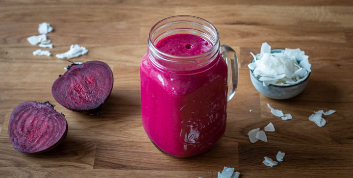 Ein Glas Rote-Bete-Kokos-Smoothie