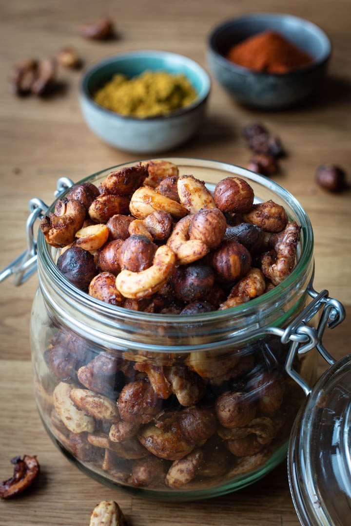 Ein Einmachglas mit geröstetem Nussmix aus Cashews, Mandeln, Haselnüssen und Walnüssen