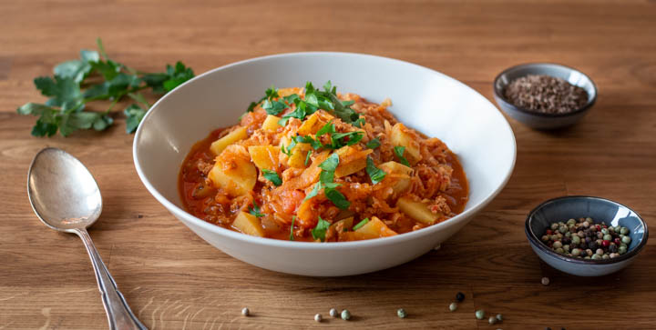 Herzhafte Sauerkrautsuppe mit Kartoffeln und Sojahack